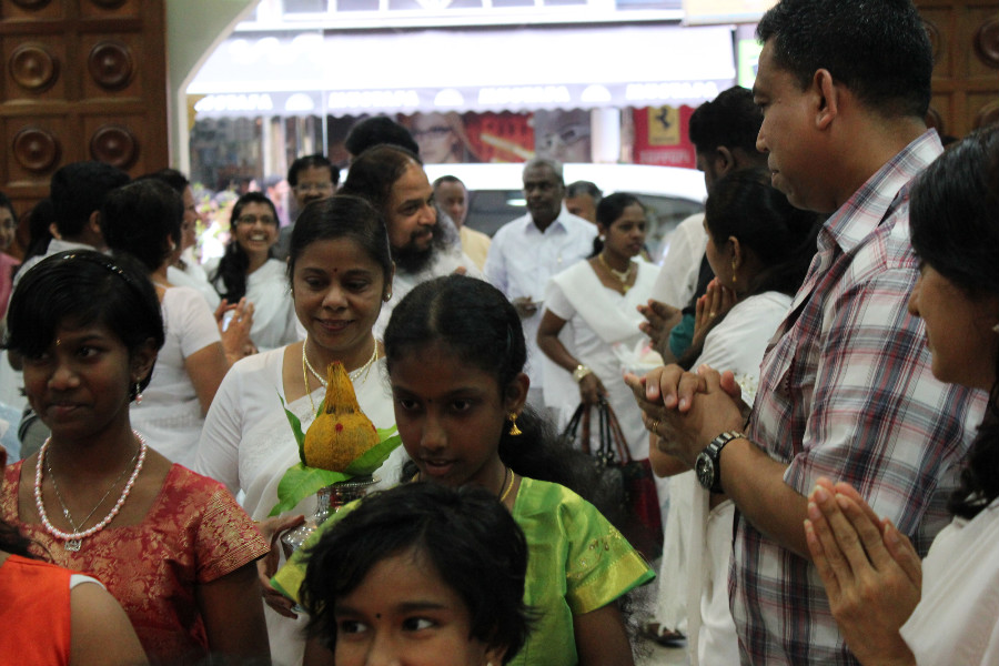 29 Divine Children Welcome Guru Mahan with Lights